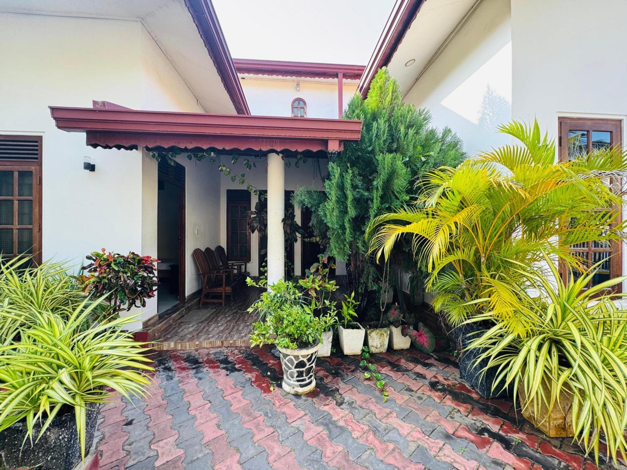 Aa Inn Trincomalee Exteriör bild