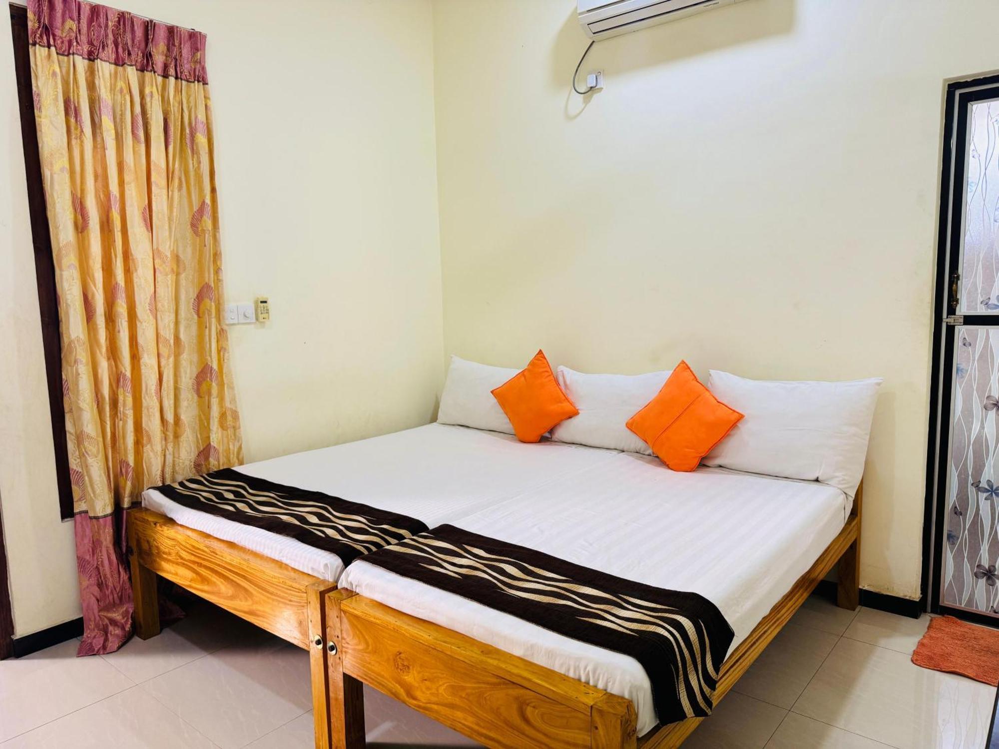 Aa Inn Trincomalee Exteriör bild
