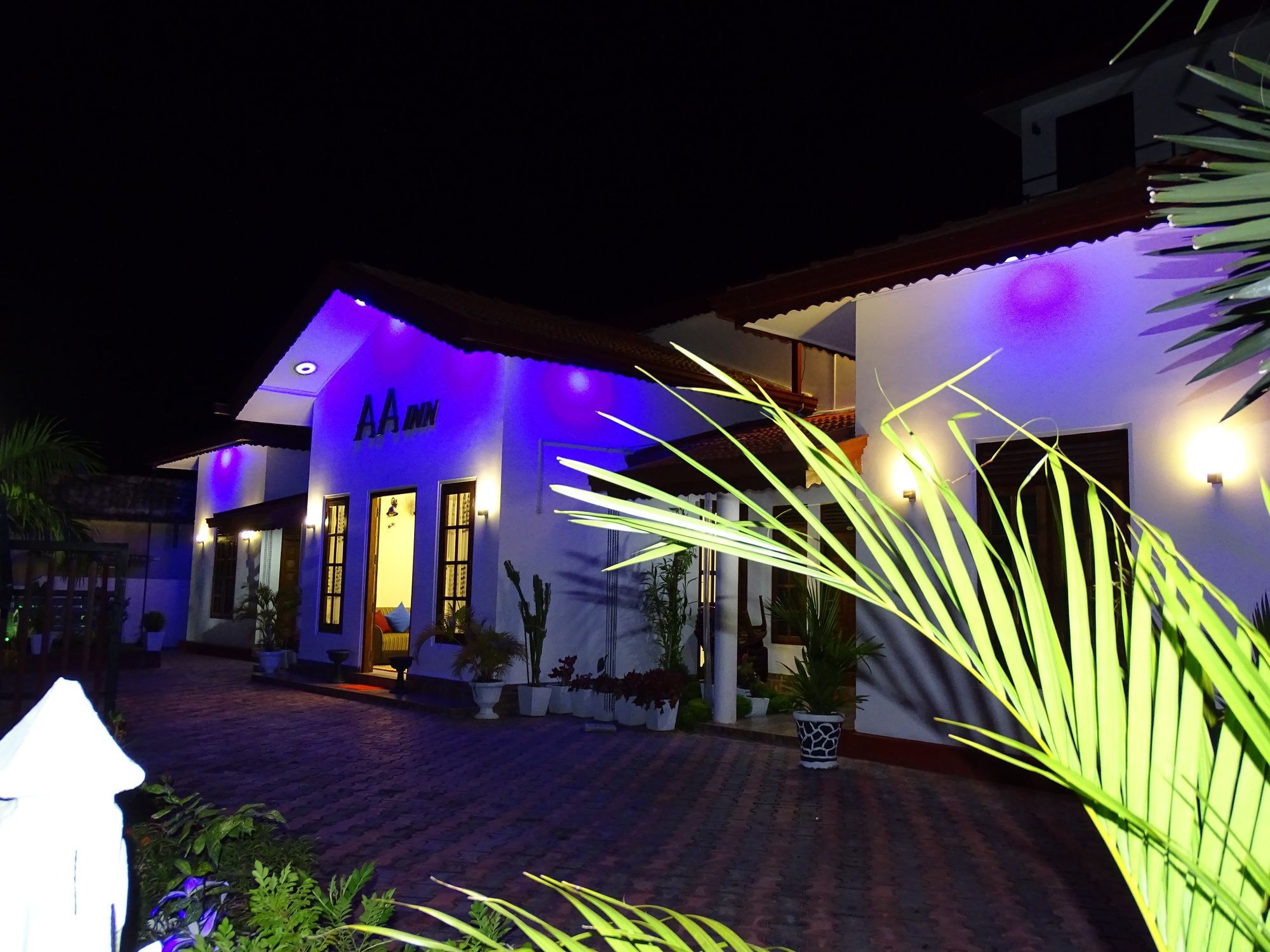 Aa Inn Trincomalee Exteriör bild